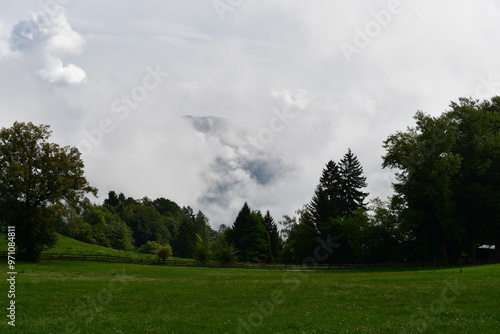 Obraz na płótnie Schöne Landschaft mit Wolken bei Grissian in Südtirol w salonie