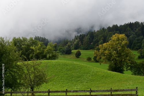 Obraz na płótnie Schöne Landschaft mit Wolken bei Grissian in Südtirol w salonie