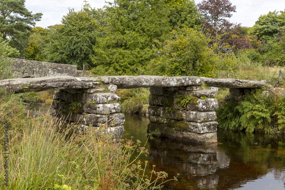 Die alte Postbridge Clapper Brücke führt über den East-Dart Fluss im Dartmoor Nationalpark bei Postbridge in der Grafschaft Devon, Großbritannien Die alte Postbridge Clapper Brücke führt über den East-Dart Fluss im Dartmoor Nationalpark bei Postbridge in der Grafschaft Devon, Großbritannien