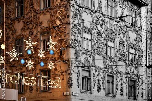 Camminare e fotografare la bellissima Graz Austria in bianco e nero con zone colorate photo