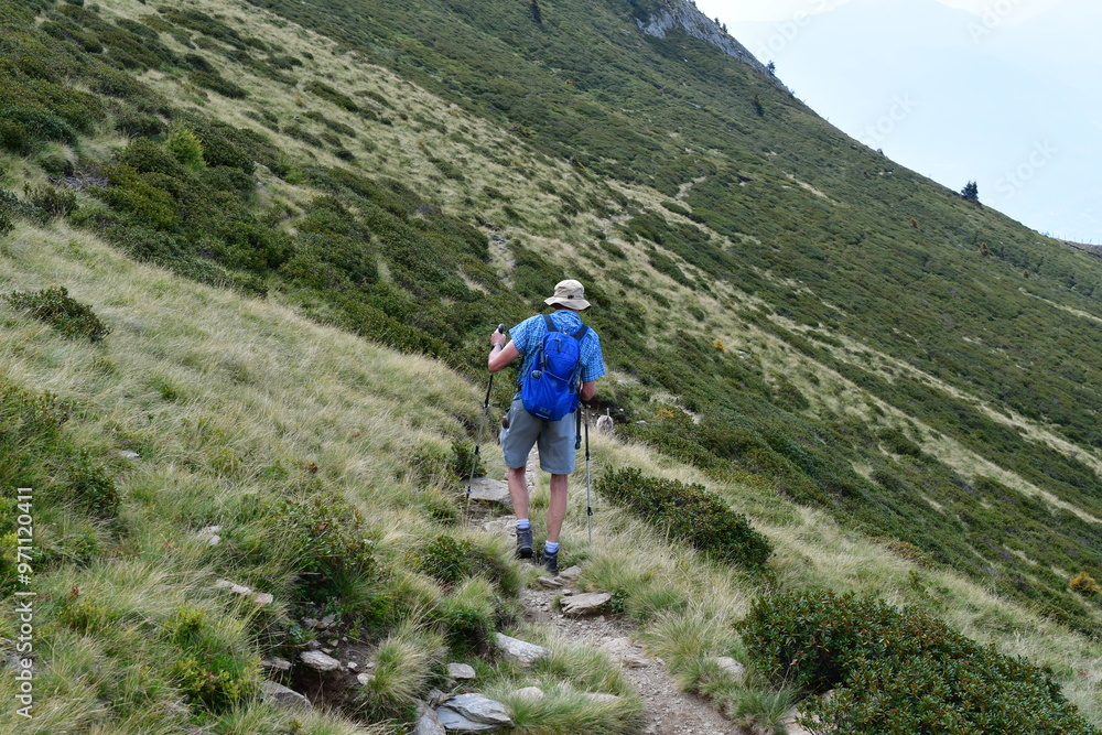 Mann wandert am Hirzer in Südtirol