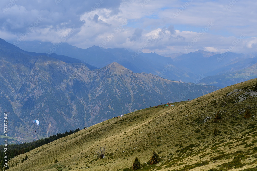 Schöne Landschaft auf dem Hirzer in Südtirol und im Hintergrund ein Gleitschirmflieger