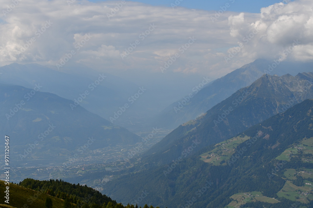 Schöne Landschaft auf dem Hirzer in Südtirol mit Blick auf Meran