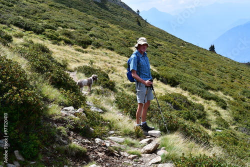 Mann und sein Lagotto Romagnolo Hund wandern auf dem Hirzer in Südtirol 