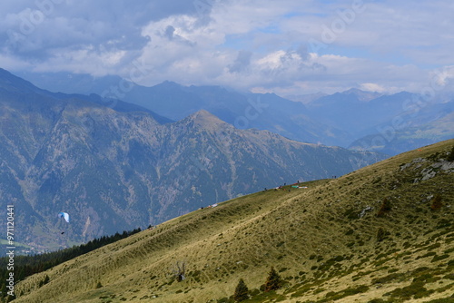 Obraz na płótnie Schöne Landschaft auf dem Hirzer in Südtirol und im Hintergrund ein Gleitschirmflieger w salonie