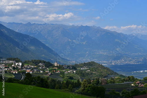 Obraz na płótnie Blick auf Völlan und Meran in Südtirol w salonie