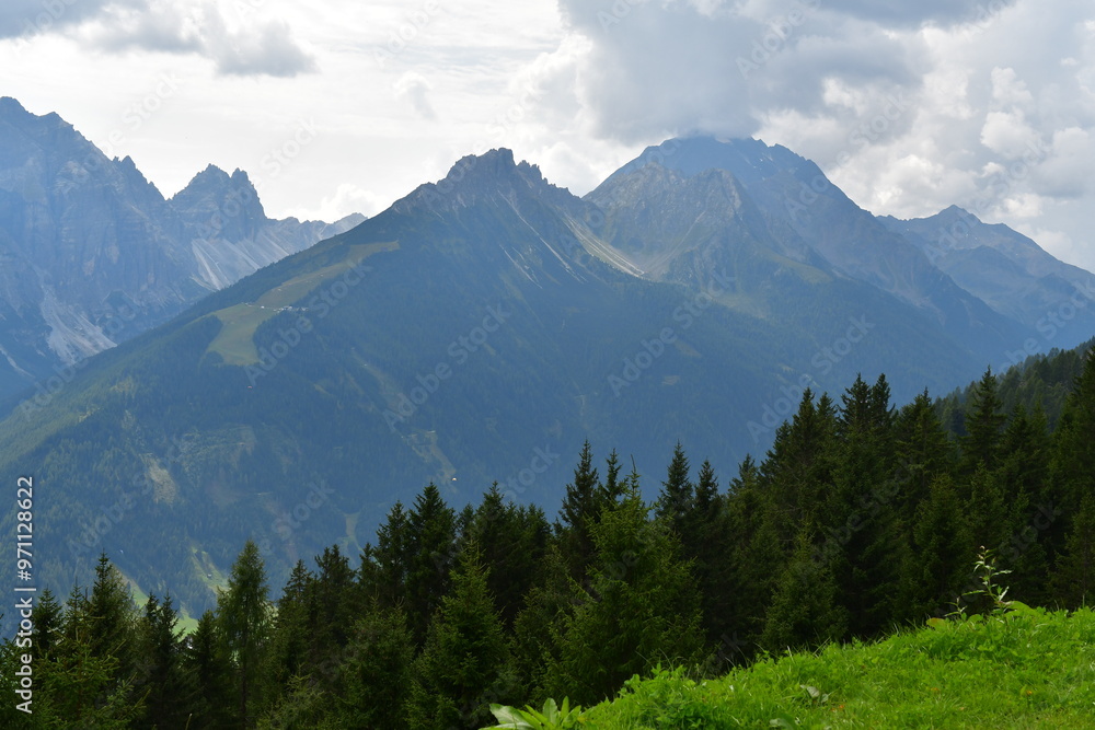 Schöne Landschaft mit Bergen im Stubaital in Tirol