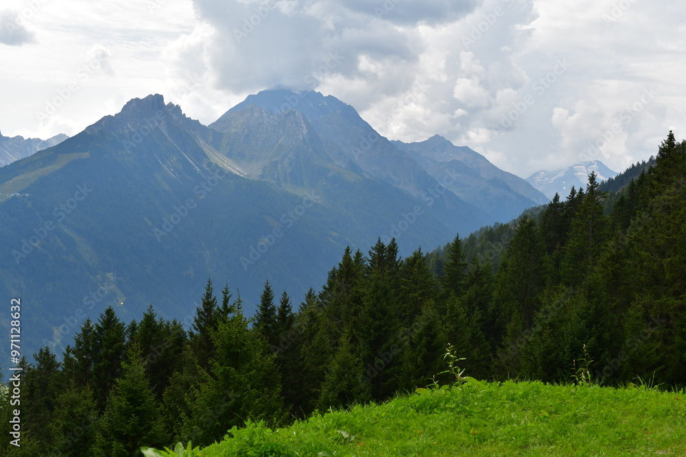 Schöne Landschaft mit Bergen im Stubaital