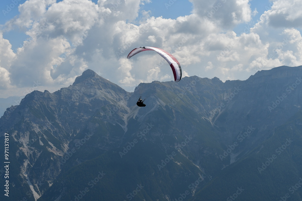 Ein Gleitschirmflieger über dem Stubaital