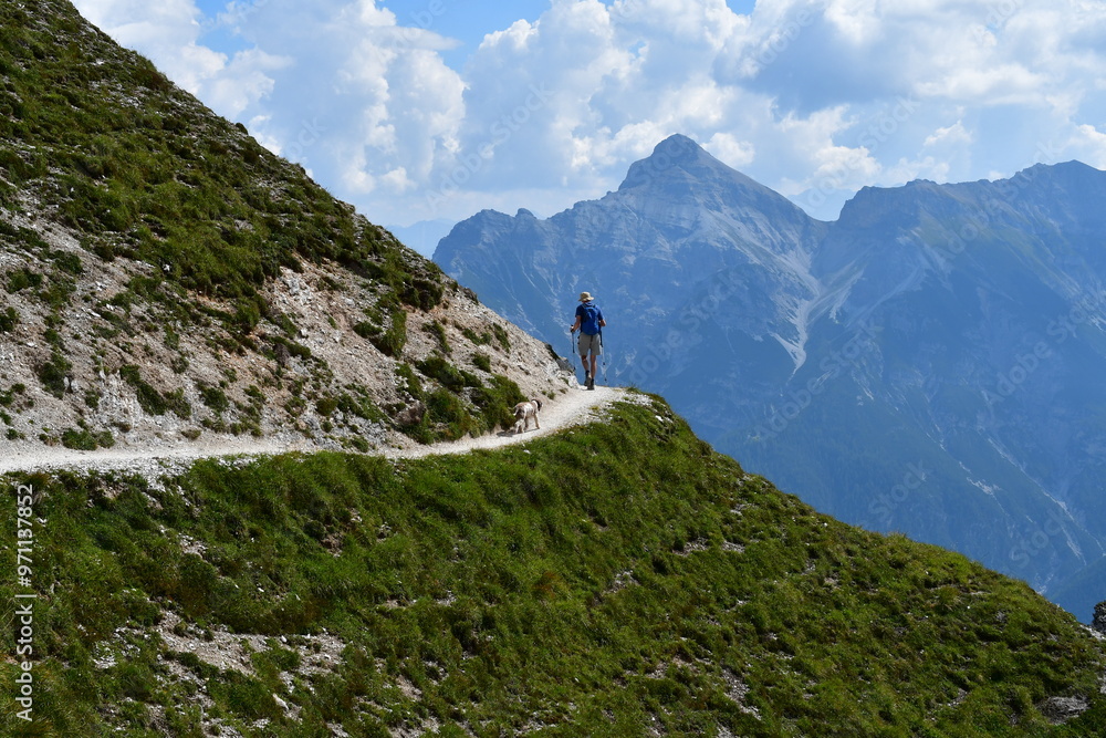 Mann wandert im Stubaital in Tirol