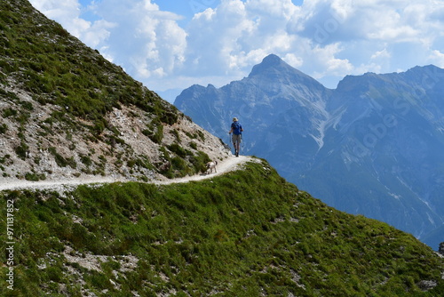 Obraz na płótnie Mann wandert im Stubaital in Tirol w salonie