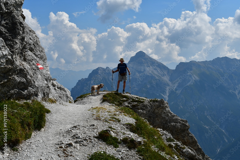 Mann und sein Lagotto Romagnolo Hund wandern im Stubaital