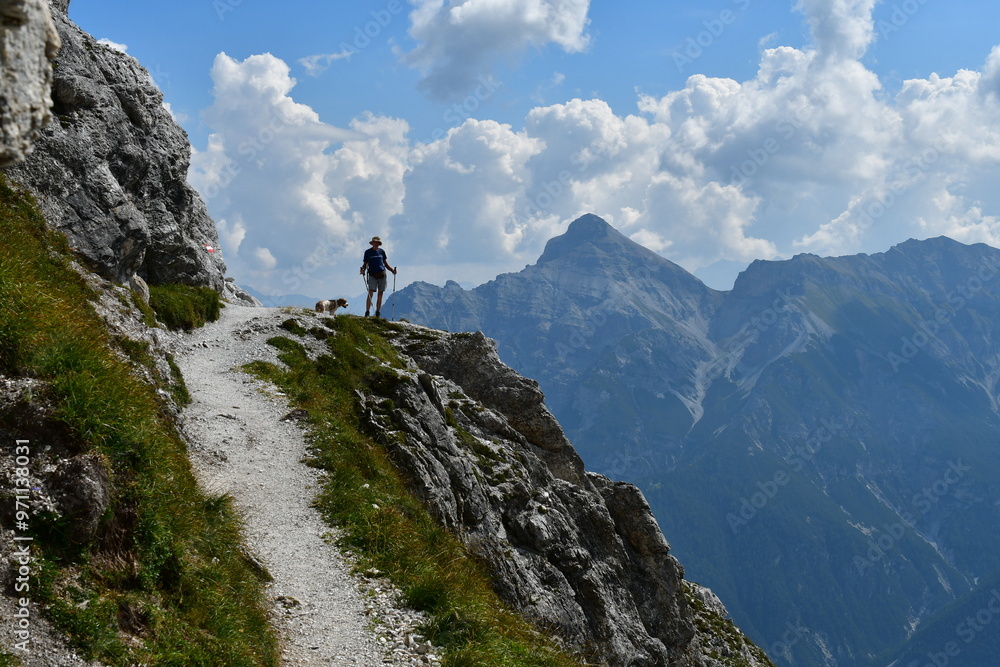 Mann und sein Lagotto Romagnolo Hund wandern im Stubaital