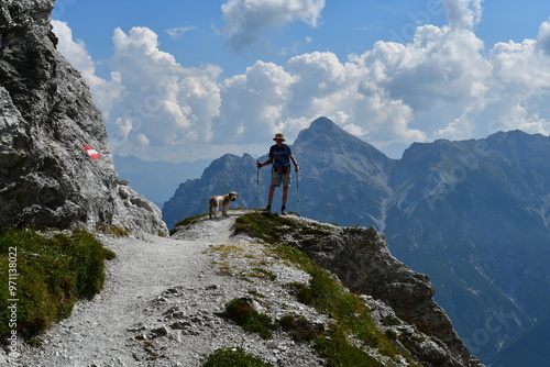 Obraz na płótnie Mann und sein Lagotto Romagnolo Hund wandern im Stubaital w salonie
