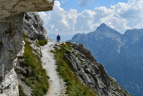 Obraz na płótnie Mann wandert im Stubaital in Tirol w salonie