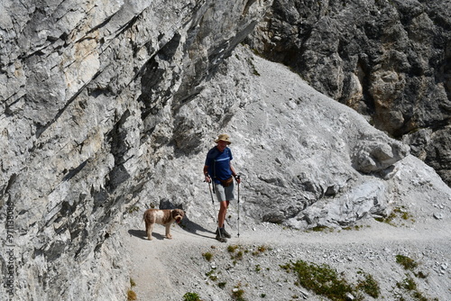 Obraz na płótnie Mann und sein Lagotto Romagnolo Hund wandern im Stubaital w salonie