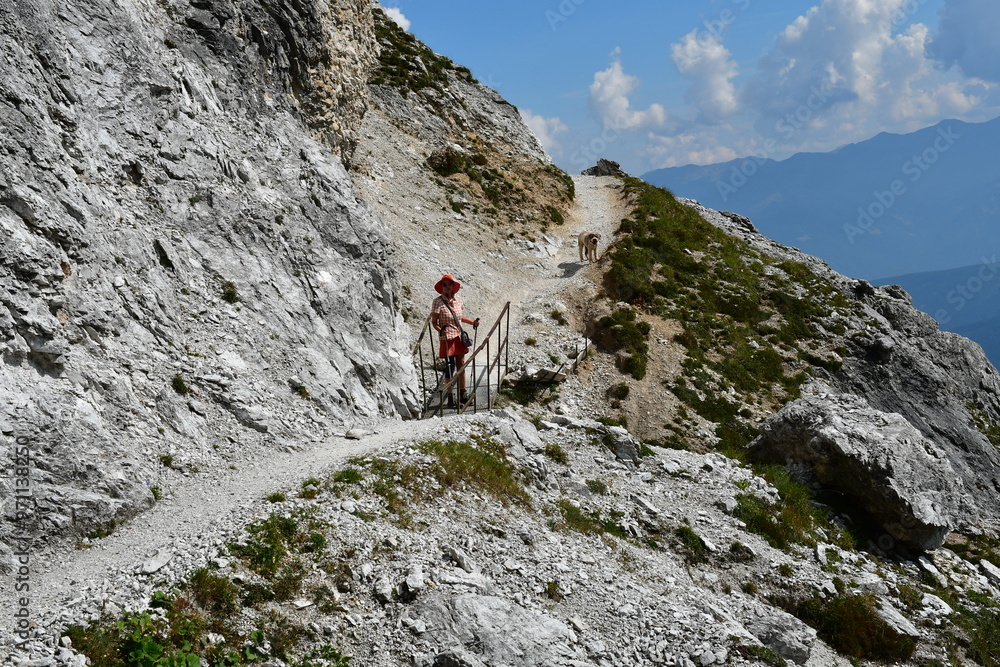 Frau und ihr Lagotto Romagnolo Hund wandern im Stubaital