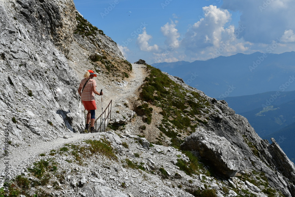 Frau wandert im Stubaital