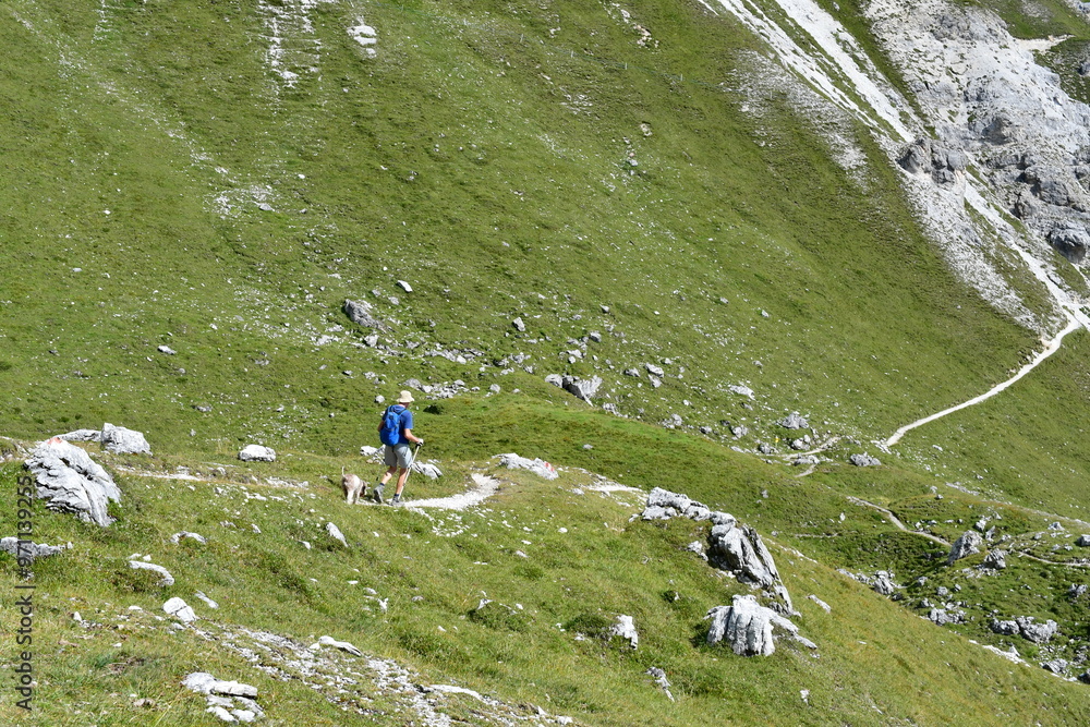 Mann und sein Lagotto Romagnolo Hund wandern im Stubaital