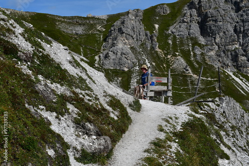 Mann und sein Lagotto Romagnolo Hund wandern im Stubaital 
