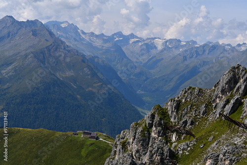 Obraz na płótnie Schöne Landschaft mit Bergen im Stubaital in Tirol w salonie