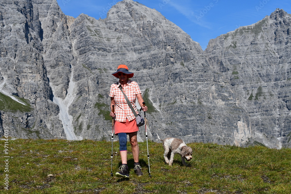 Frau und ihr Lagotto Romagnolo Hund auf Schlick im Stubaital