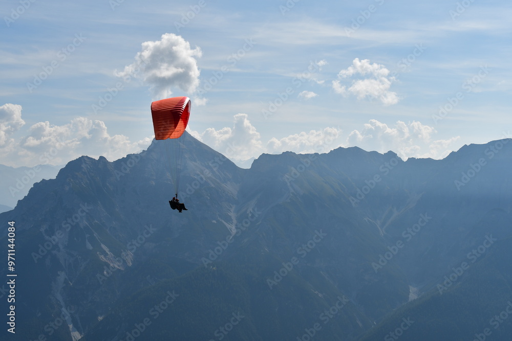 Ein Gleitschirmflieger im Stubaital in Tirol