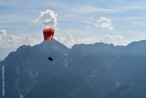 Obraz na płótnie Ein Gleitschirmflieger im Stubaital in Tirol w salonie