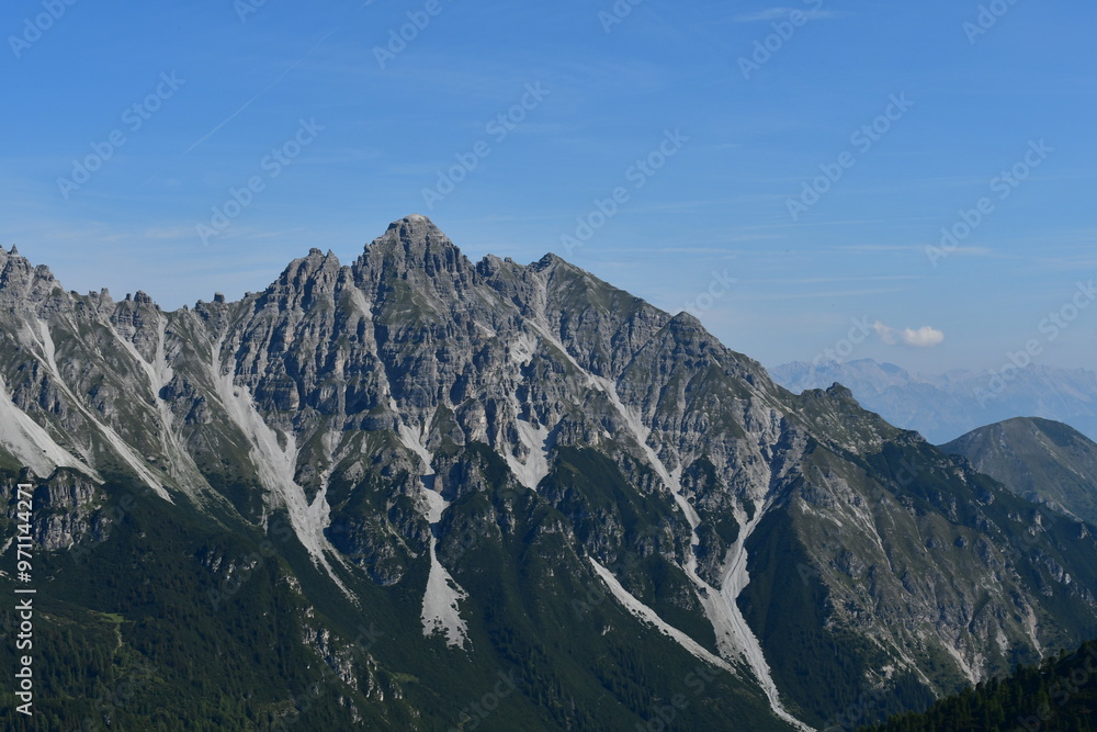 Schöne Landschaft mit Bergen im Stubaital Schöne Landschaft mit Bergen im Stubaital