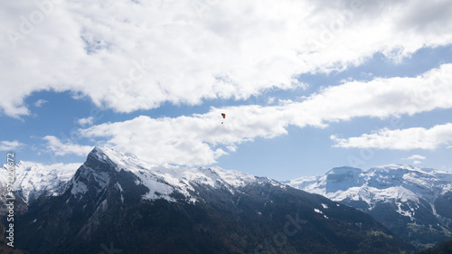 Photo d'un parapente en vol au dessus de la vallée du Mont Blanc en drone
