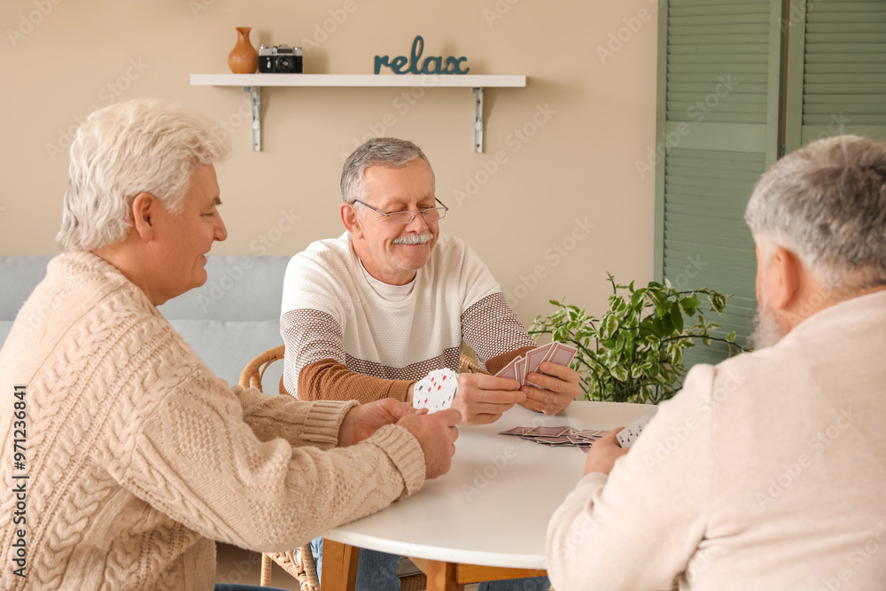 Obraz premium Old men playing cards at home