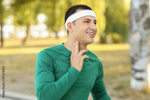 Sporty young man checking p...