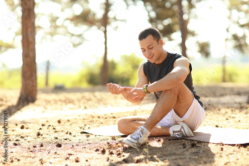 Sporty young man checking p...