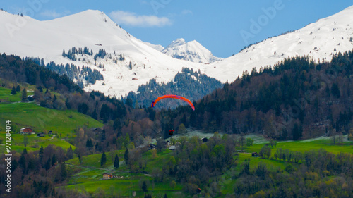 Photo d'un parapente dans la montagne en drone