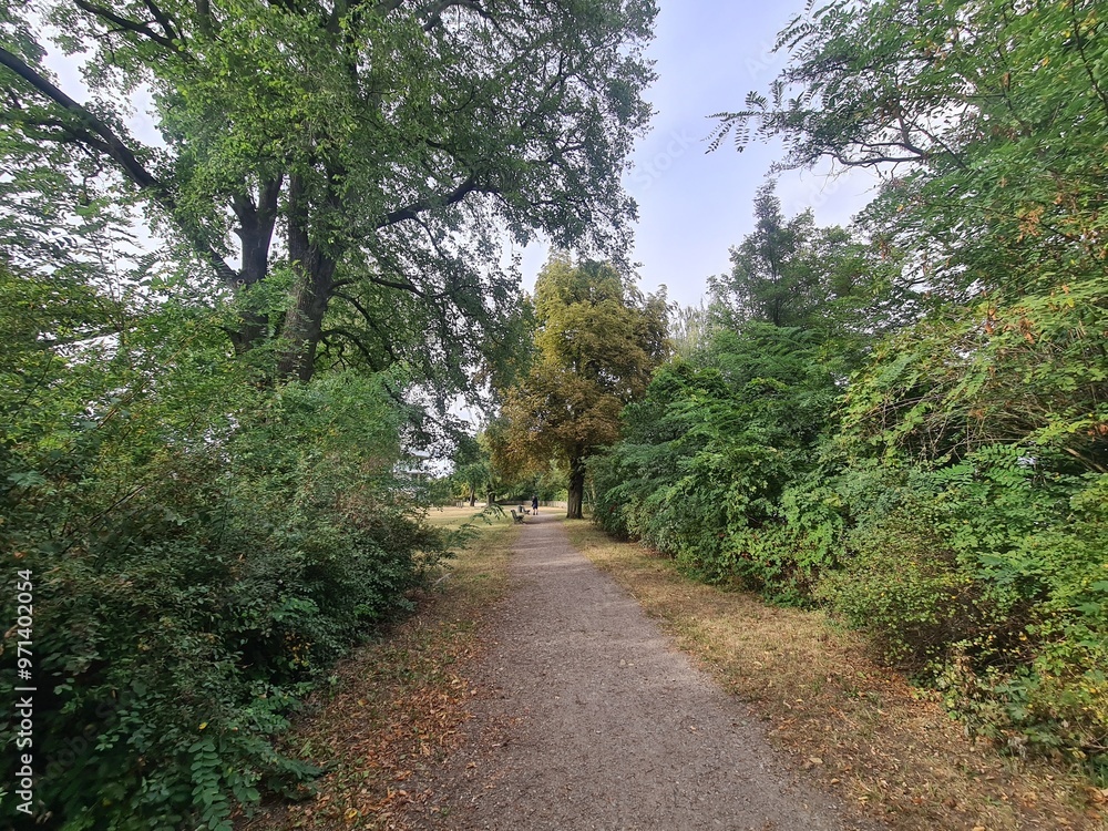 Spaziergang durch eine Parkanlage in Berlin Grünau (Treptow/Köpenick)
