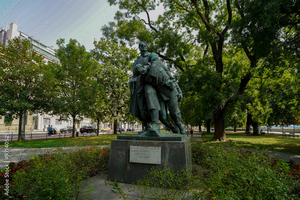 Obraz premium Bratislava , Slovakia , statue on the danube's riverbank walkway