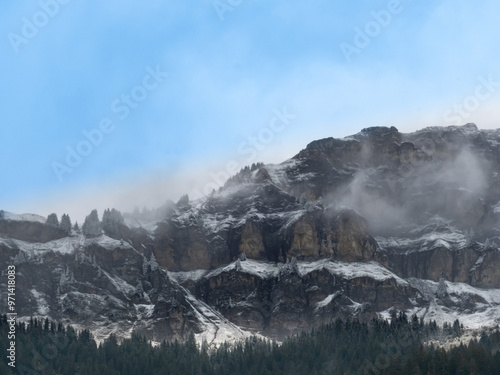 roche parstire en beaufortain avec de la neige saupoudrée avec brouillard sur montagne photo