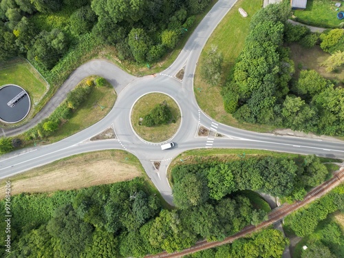 Road roundabout, top view - Rond point routier en vue de dessus photo