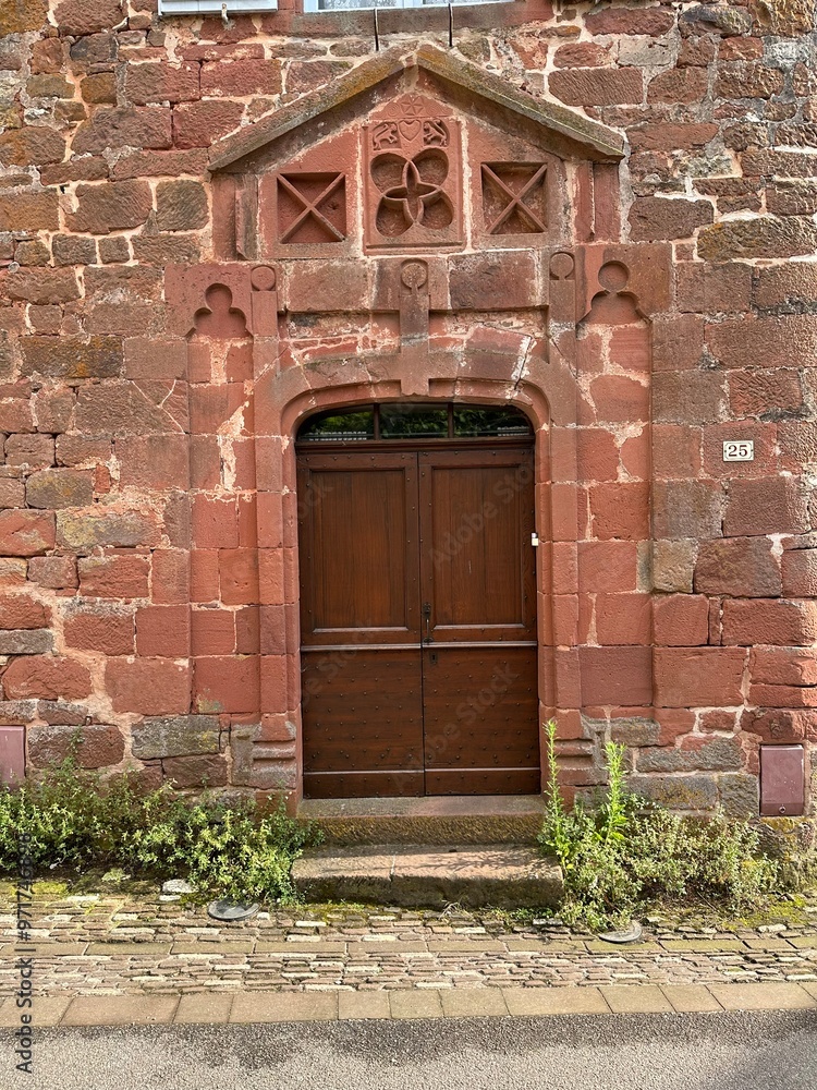 Décoration et porte de maison en pierre rouge