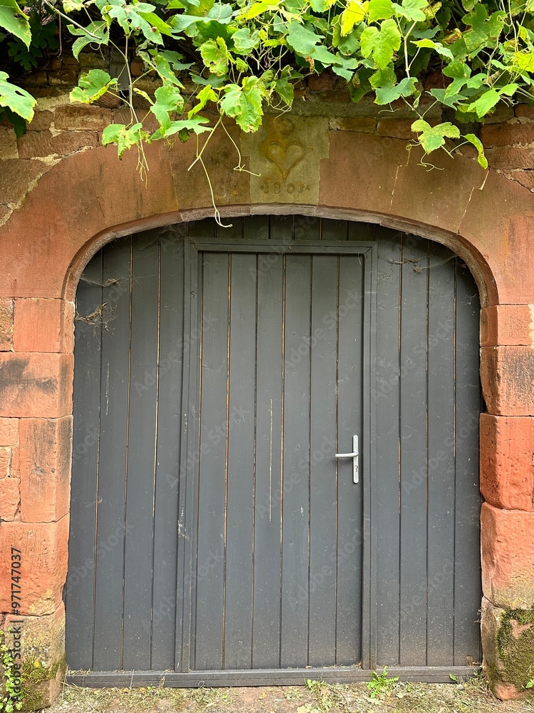 porte en bois d'une maison en pierre rouge