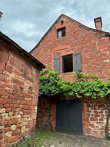 Obraz na płótnie Maison en pierre rouge w salonie