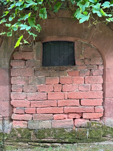 Obraz na płótnie mur en pierre rouge d'une maison w salonie