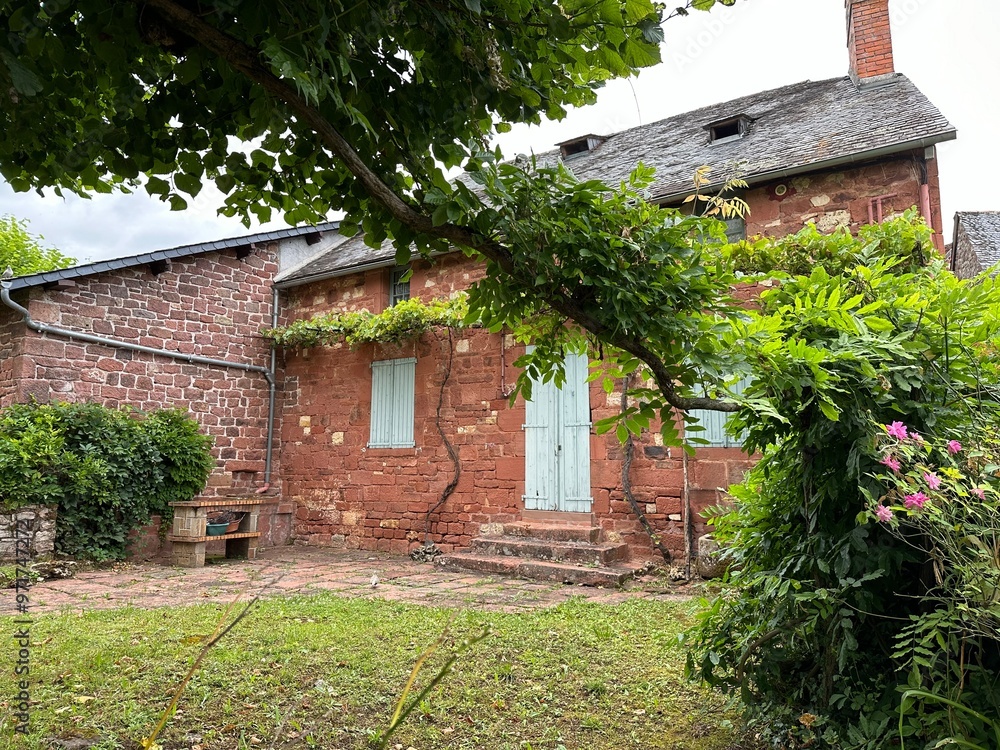 Maison en pierre rouge