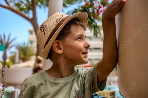 niño muy joven con sombrero de paja sonriendo