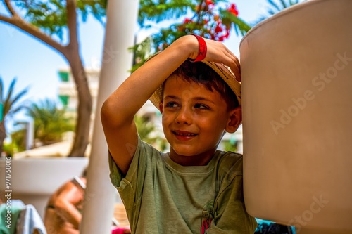 niño muy joven con sombrero de paja sonriendo