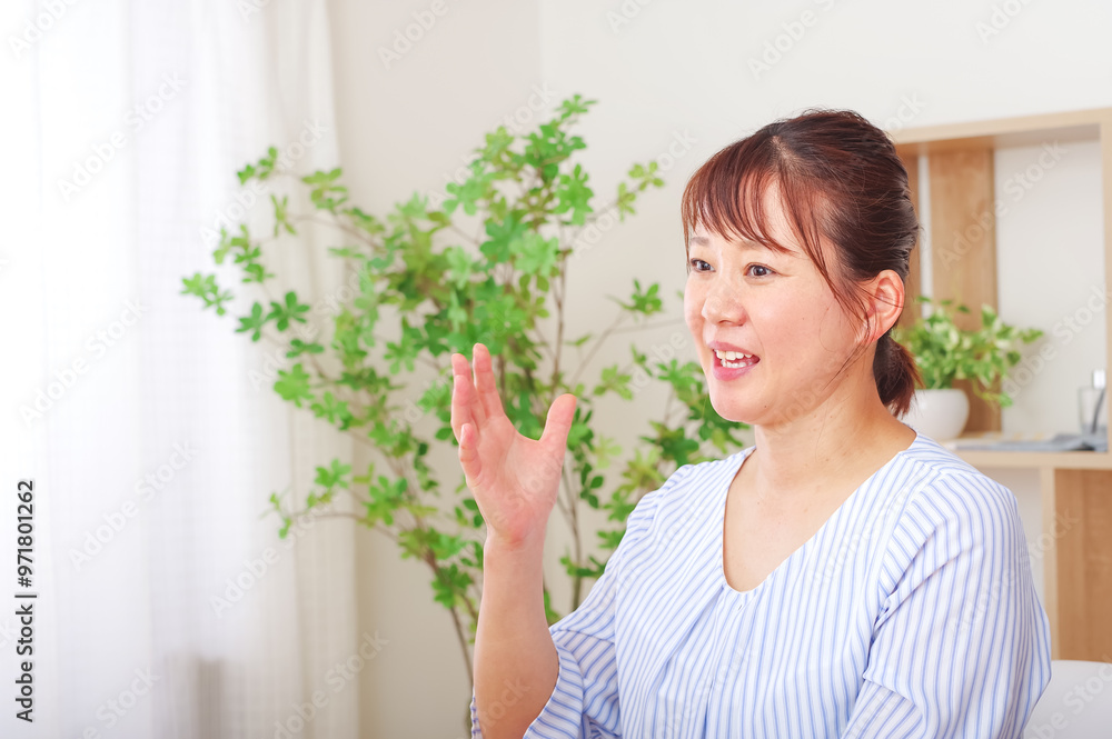 友達と笑顔でお話をするミドル女性 友達と笑顔でお話をするミドル女性