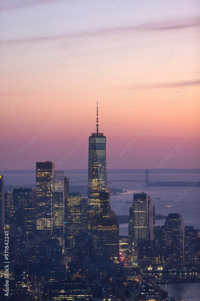 Obraz premium Manhattan Twilight: One World Trade Center at Dusk