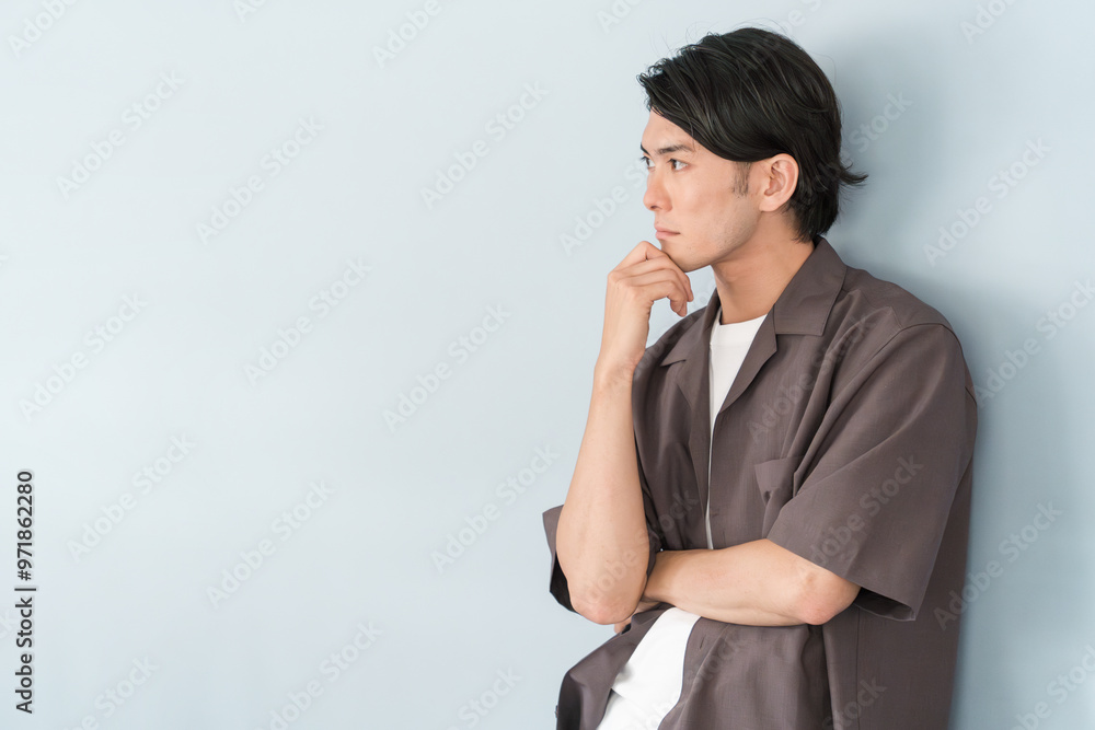 オーバーサイズシャツの男性モデル（困る・考える・悩み・不安・悩み事）
