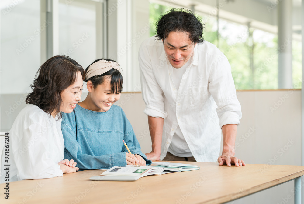 娘の勉強を見ている母親と父親(ファミリー・宿題・受験・受験勉強)
娘の勉強を見ている母親と父親(ファミリー・宿題・受験・受験勉強)