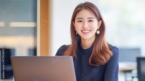 オフィスでノートパソコンを操作している日本人女性